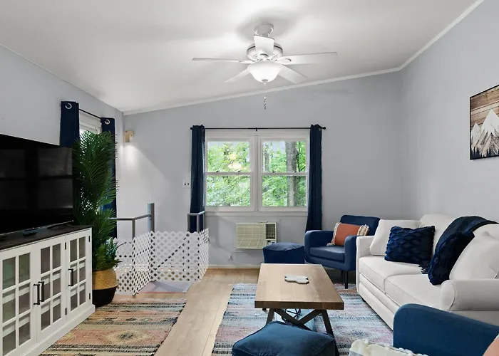 Harpers Ferry Cottage Hot Tub, Wifi, Dog-Friendly